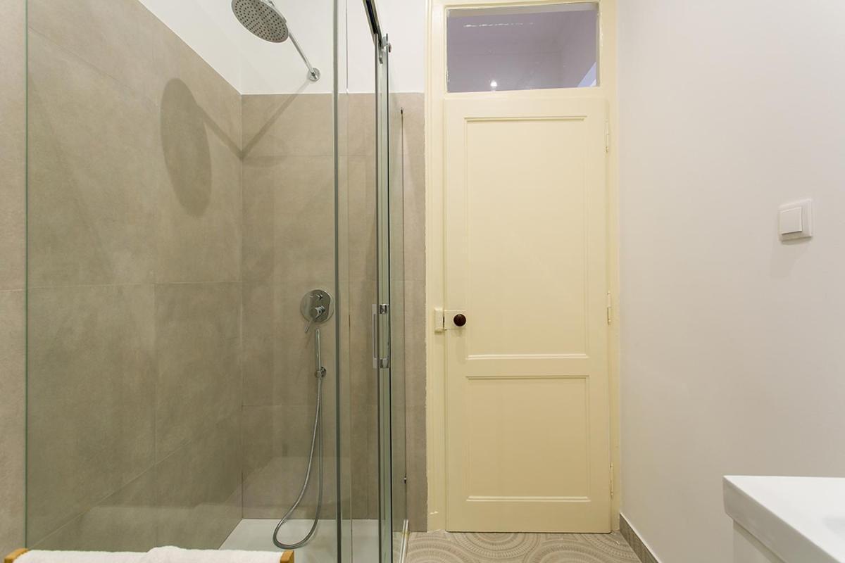 Lovelystay - Cozy 3Bdr Apartment In Estrela Lisboa Exterior foto