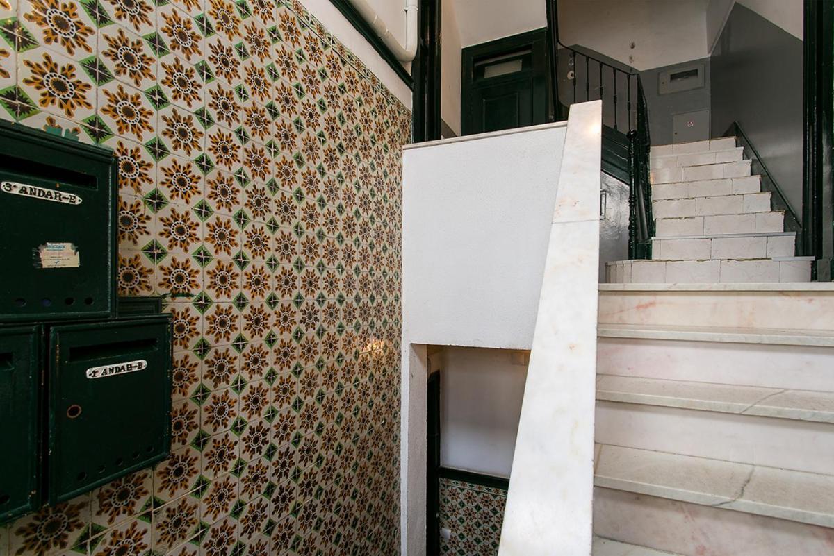 Lovelystay - Cozy 3Bdr Apartment In Estrela Lisboa Exterior foto